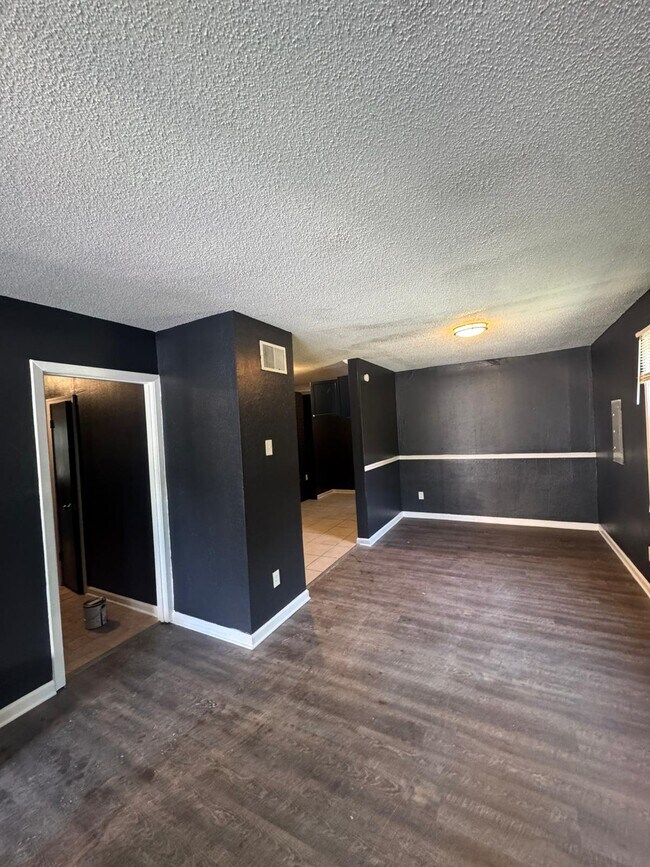Building Photo - 1497 S McLean Blvd