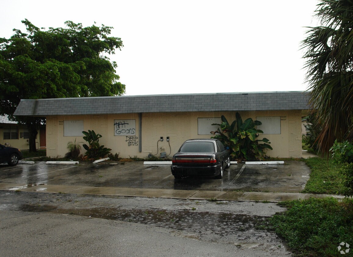 Building Photo - 5825 NW 22nd Ct