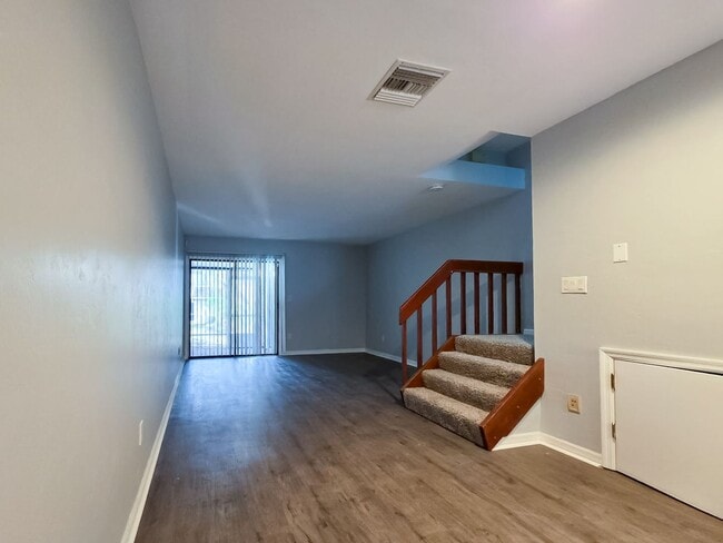 Building Photo - Adorable 2/1.5 in Shellrock Villas