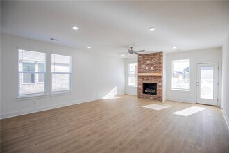 Building Photo - 136 S Broyles Ave