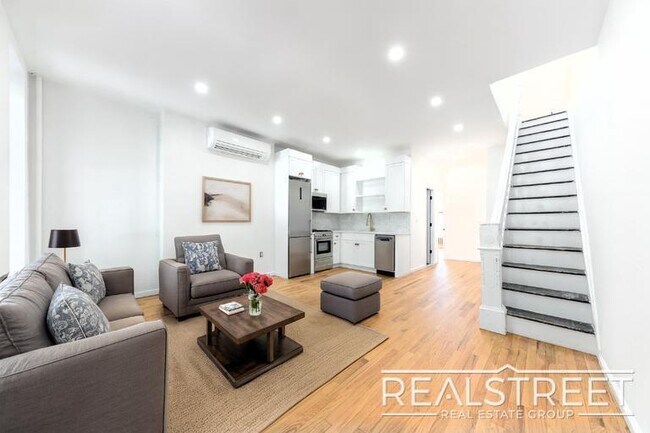 Foto del edificio - Brand New Upper Duplex in Bed Stuy Townhouse!