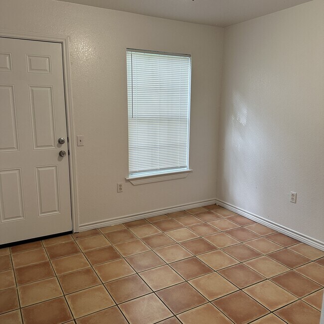 Foto del edificio - 1704 Lovingood Dr