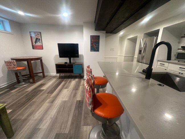 Foto del edificio - 1022 E State St
