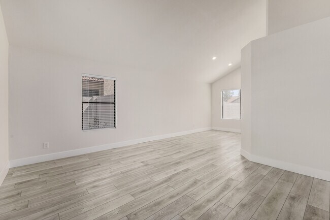 Foto del edificio - 2721 E Dry Creek Rd