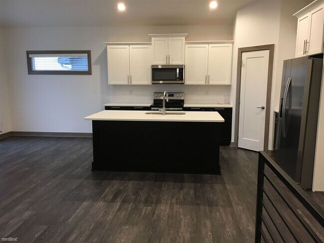 Foto del edificio - Spacious 4 bedroom/3 bath home with finished lower level and attached 2 car garage