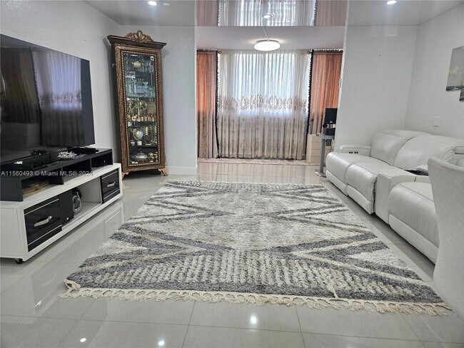 Foto del edificio - 301 NE 14th Avenue 207, Hallandale Beach, ...