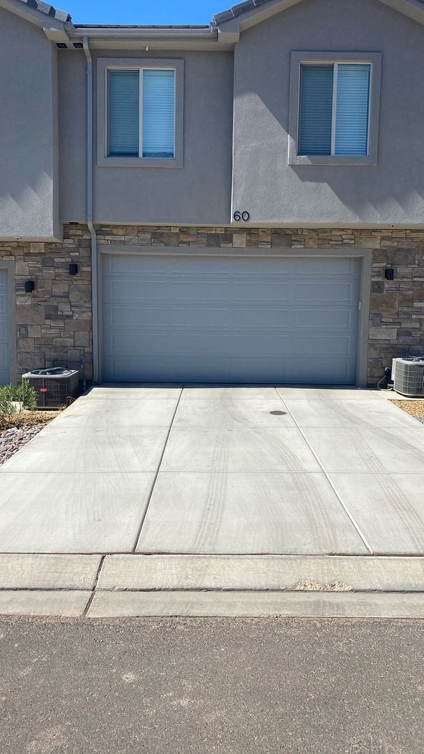 Foto del edificio - 3 Bed - 2.5 Bath, Large Townhome - 2 Car G...