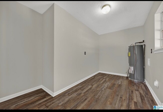 Building Photo - 916 Avenue E