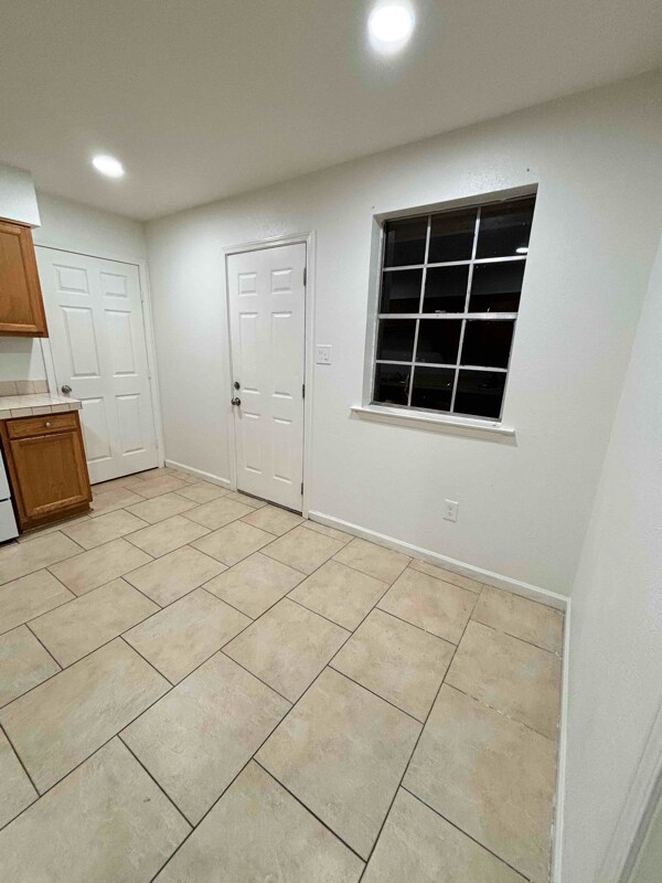 Building Photo - 226 Duke Dr