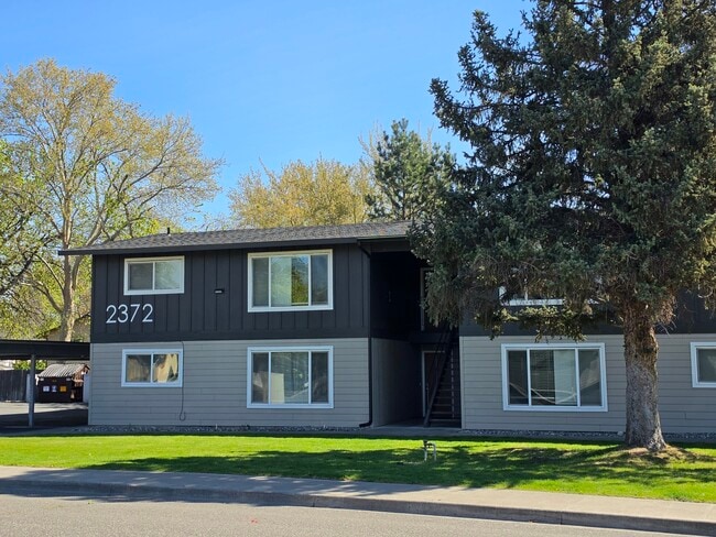 Building Photo - Harper on Hood