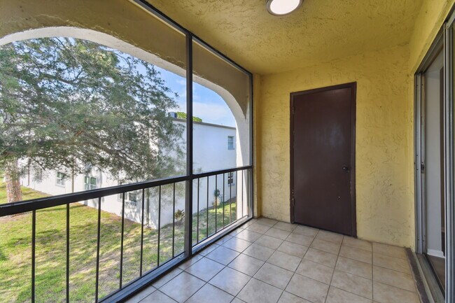 Foto del edificio - 7701 Starkey Rd