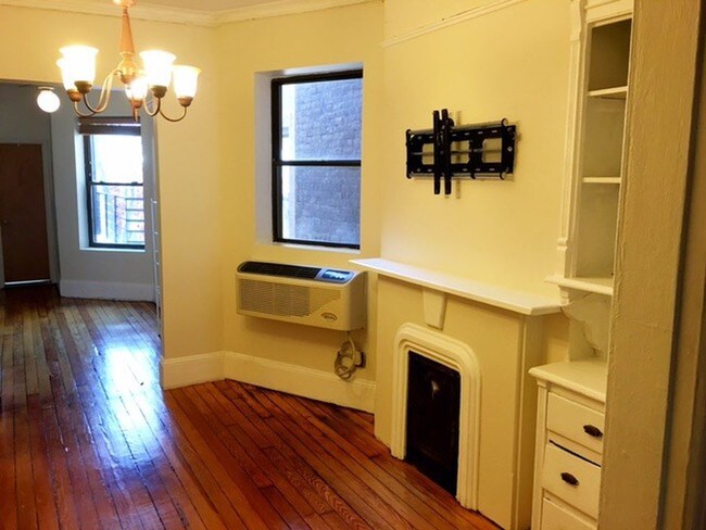Open concept living room - 253 8th St