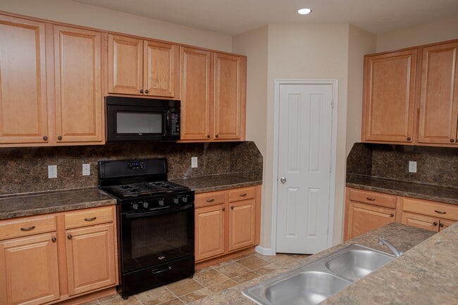 Building Photo - 29735 Legends Green Dr