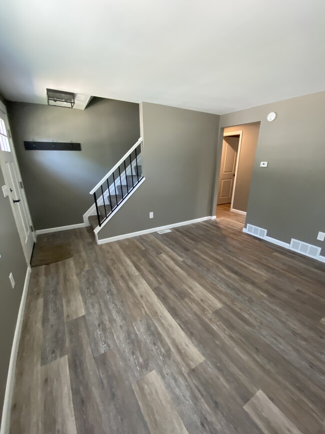 Foyer/Living Room - 39 Farmbrook Dr