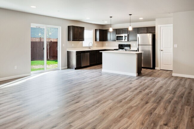 Foto del edificio - Spacious 4 bedroom 2.5 bath with Bonus Room