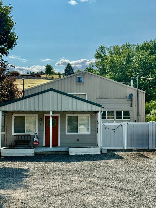 Primary Photo - Beautiful Large Modern Shome located betwe...