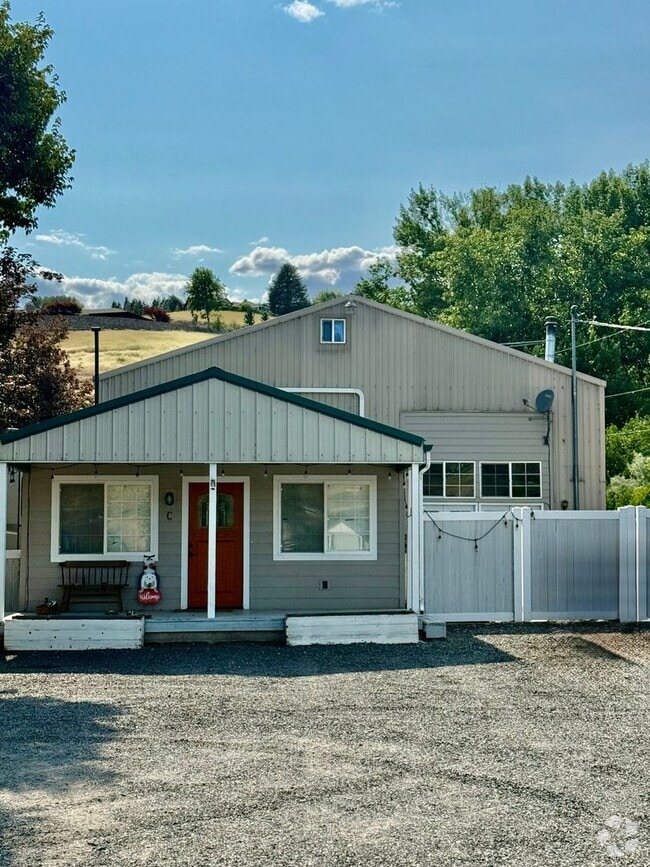 Building Photo - 3040 Clemans Rd