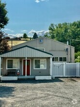 Building Photo - 3040 Clemans Rd