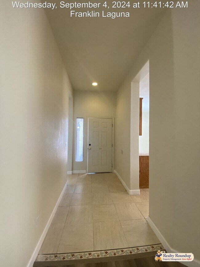 Foto del edificio - Single Story Home with No Carpet, Excellen...