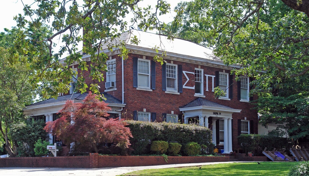 Foto principal - 3414 Hillsborough St