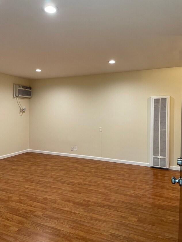 Building Photo - 349 W Doran St
