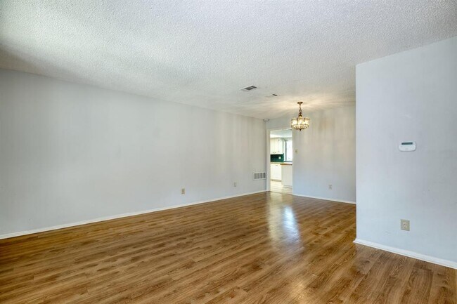 Foto del edificio - 4802 Greystone Dr