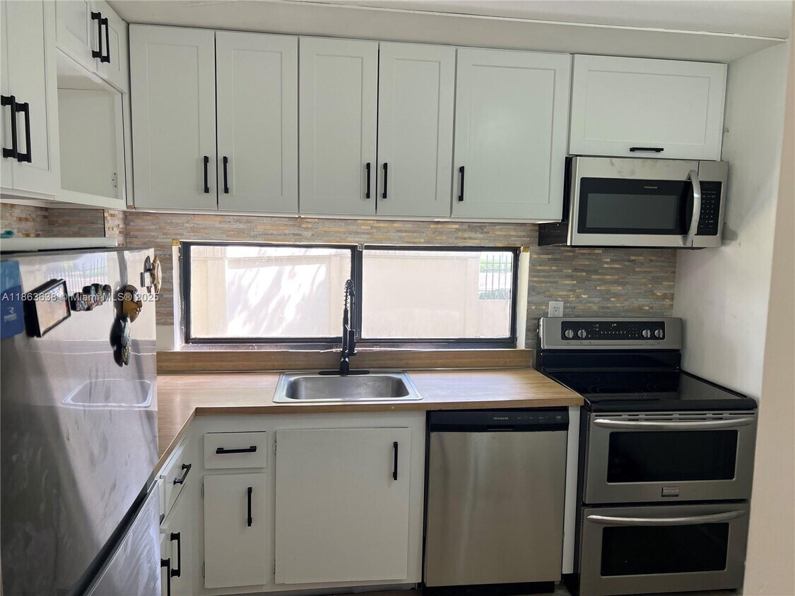 Foto principal - 16909 N Bay Rd