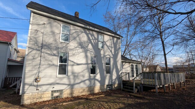 Building Photo - Charming 3-bedroom, 1-bathroom home located in the heart of Akron