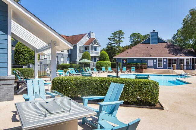 Primera piscina - Canopy at Baybrook Apartments