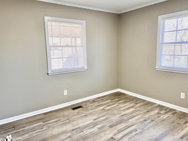 Building Photo - 925 Southgate Dr