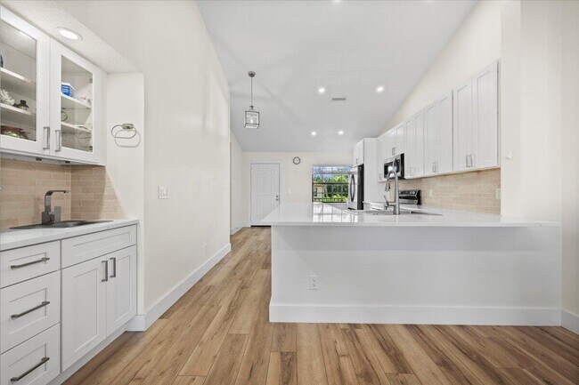 Building Photo - 302 Pinecrest Cir