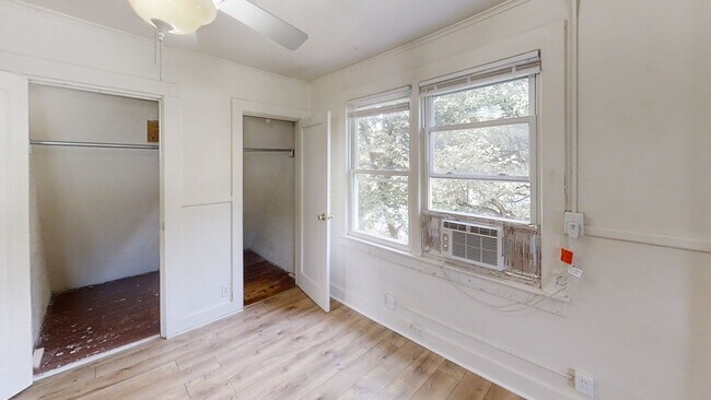 Building Photo - 902 Woodlawn Ave