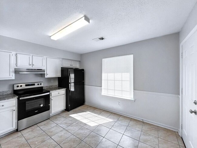 Building Photo - 5880 Waverly Dr