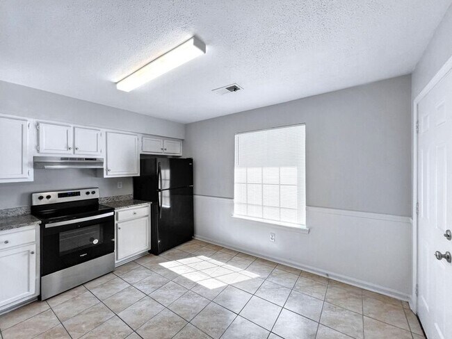 Foto del edificio - 5880 Waverly Dr