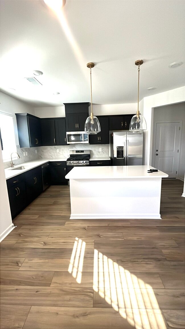 Building Photo - 761 Kitfox Dr NW