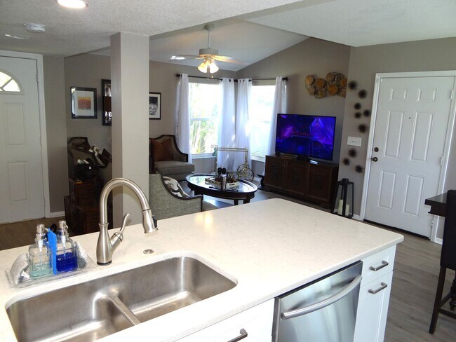 Building Photo - 2 bed 2.5 bath home only 1.5 miles to the ...