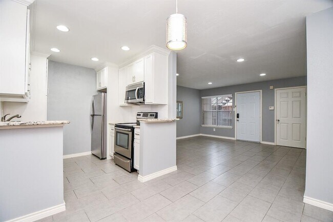 Building Photo - 1223 Augusta Dr