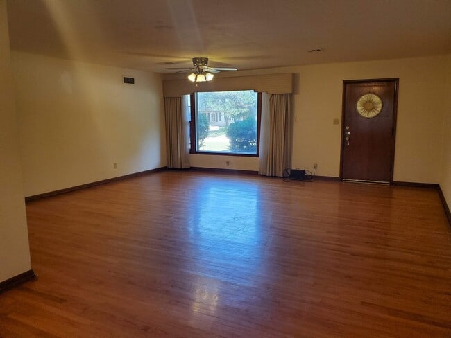 Photo - PRELEASING for Mid-August 2026! (3) Bed/(2) Bath. Close to Campus! House