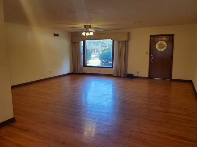 Foto del edificio - PRELEASING for Mid-August 2026! (3) Bed/(2...