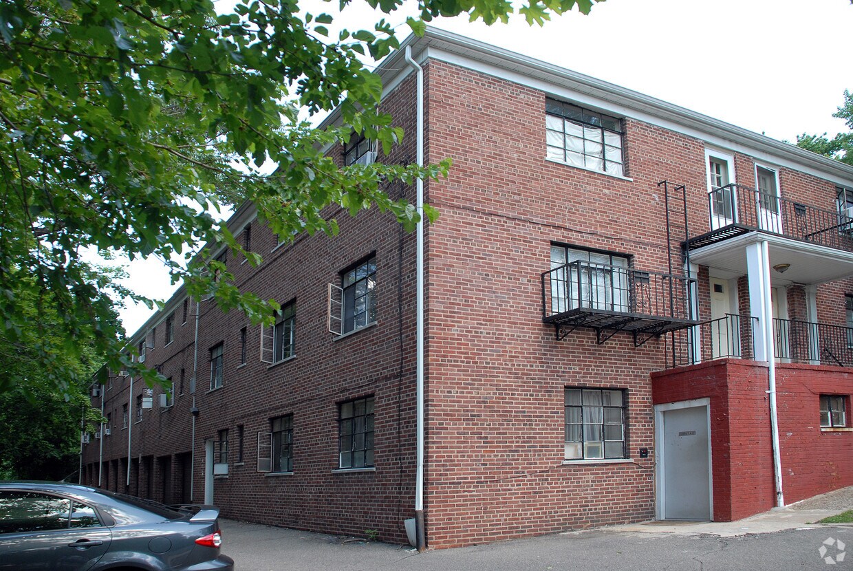 Building Photo - 10 Hillside Ave