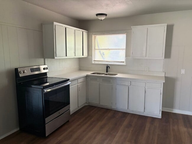 Building Photo - 5782 Belcrest St