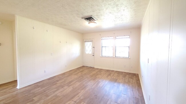 Foto del edificio - 210 Bolton Cir