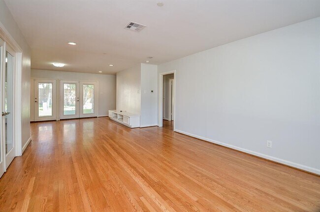 Foto del edificio - 8810 Burkhart Rd
