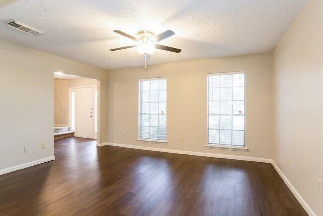Foto del edificio - 18919 Oakway Dr