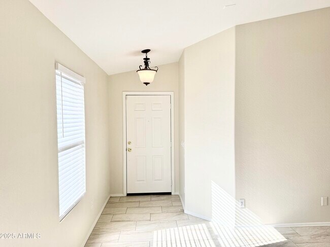Foto del edificio - 13927 W Port Royale Ln