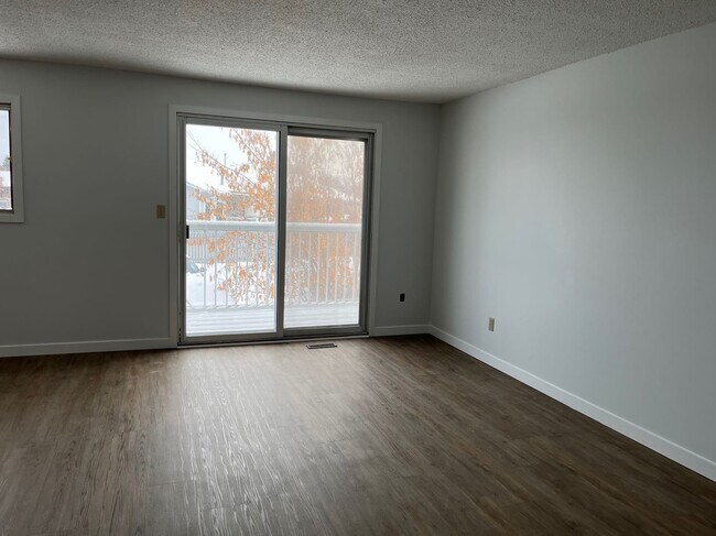 Building Photo - 2 Bed 1 Bath Unit in Red Deer, AB