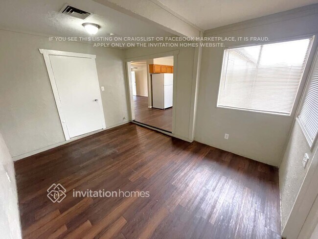 Building Photo - 8435 W Amelia Ave