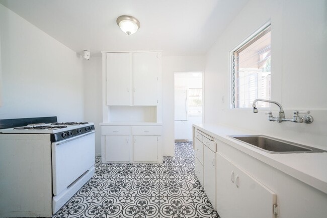 Building Photo - 2339 Norwalk Ave