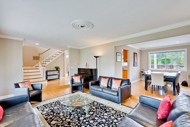 Foto del edificio - Remodeled 5 Bedroom Home with Pool, Hillside Views, Solar, and Sunrise and Sunset Views in San Jose