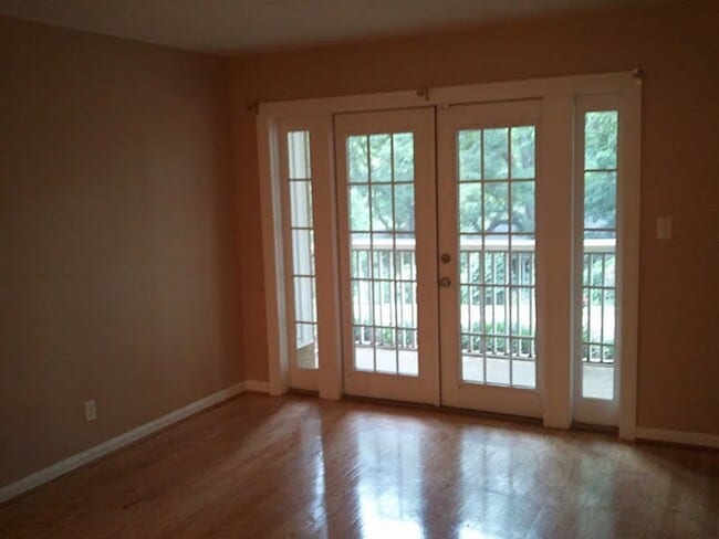 Living - 1445 Monroe Dr NE #E37